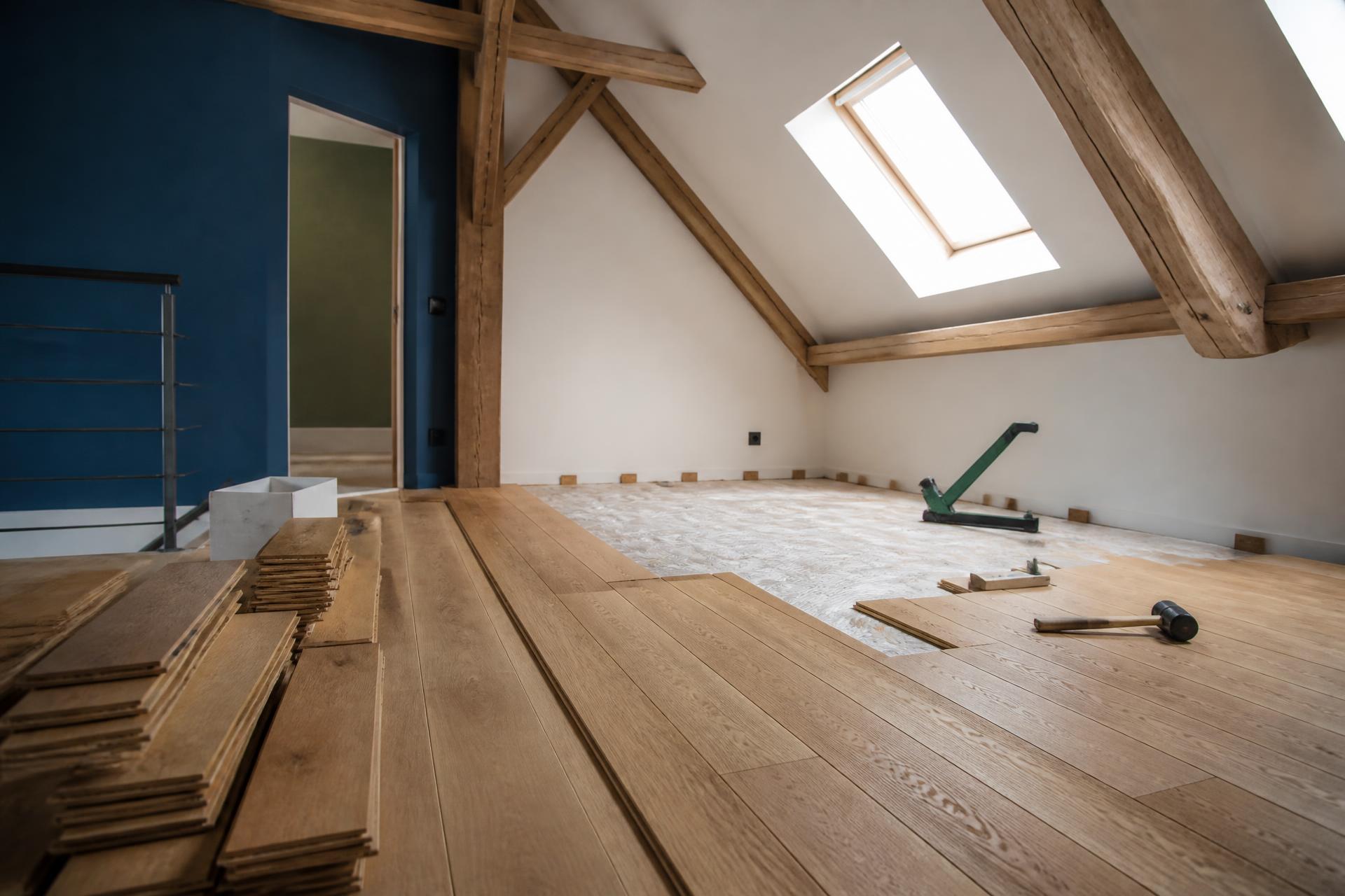 Pose de parquet massif dans des combles rénovés